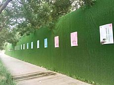 津南区海棠街公共管理办按照区创文办要求做好建筑工地公益广告投放工作